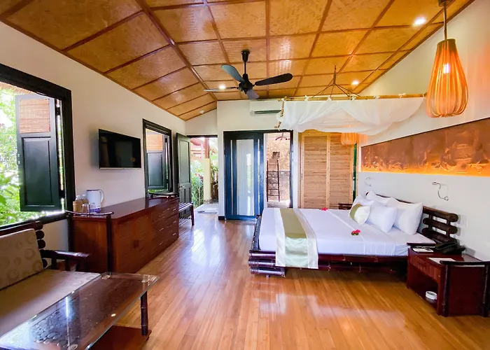 Bamboo Village & 4*